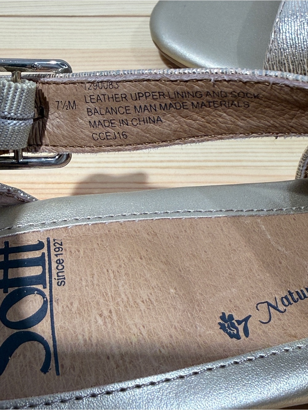 Söfft Metallic Champagne Gold Leather Low Wedge Sandals: 7.5 - Picture 11 of 11